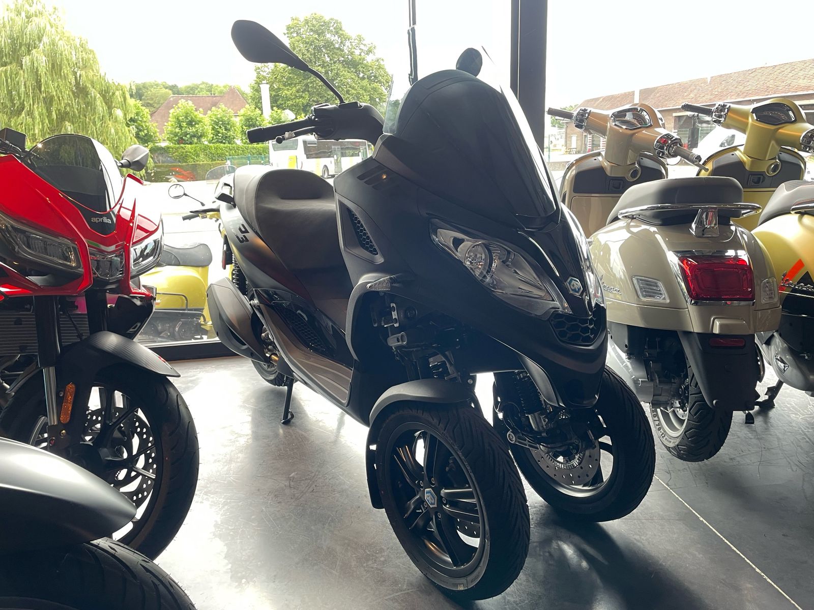 Piaggio MP3 300cc Deep Black Special Edition | Scootershop Vliegen ...